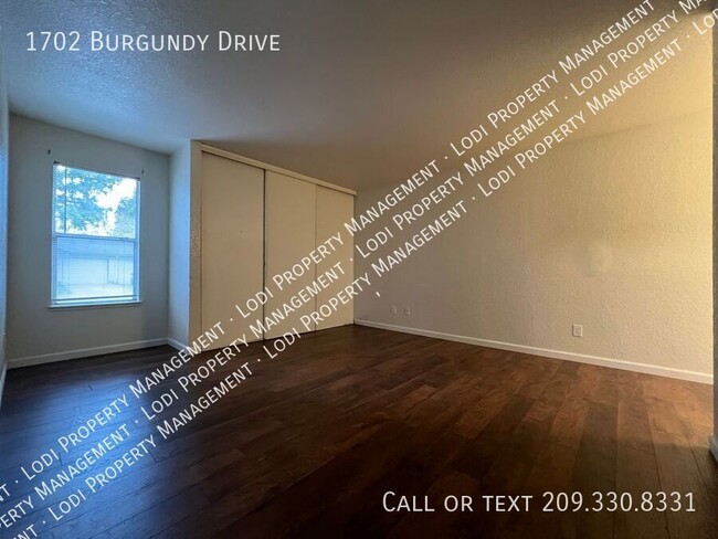 Building Photo - 1702 Burgundy Dr