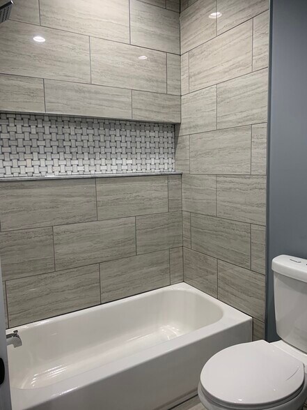 Hallway bathroom - 2532 W Montgomery Ave