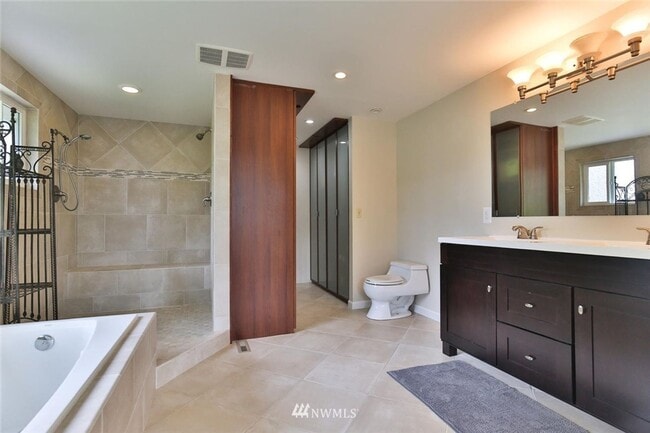 Building Photo - 4 bd 2.5 bathroom single family home in Bellevue