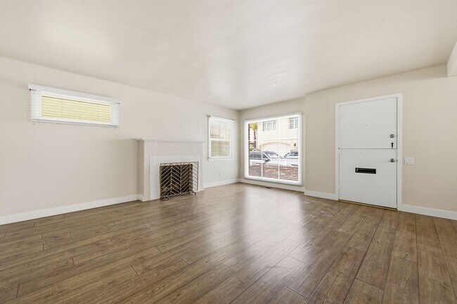 Building Photo - 1117 W Bay Ave