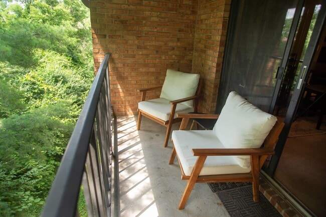 Building Photo - Fully Furnished 2-Bedroom Condo – 2 Blocks...