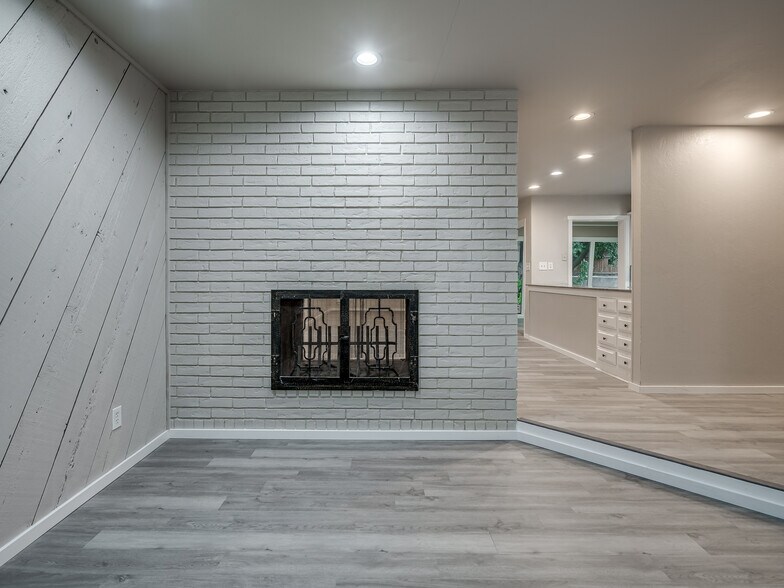 Building Photo - 12136 Thorn Ridge Rd