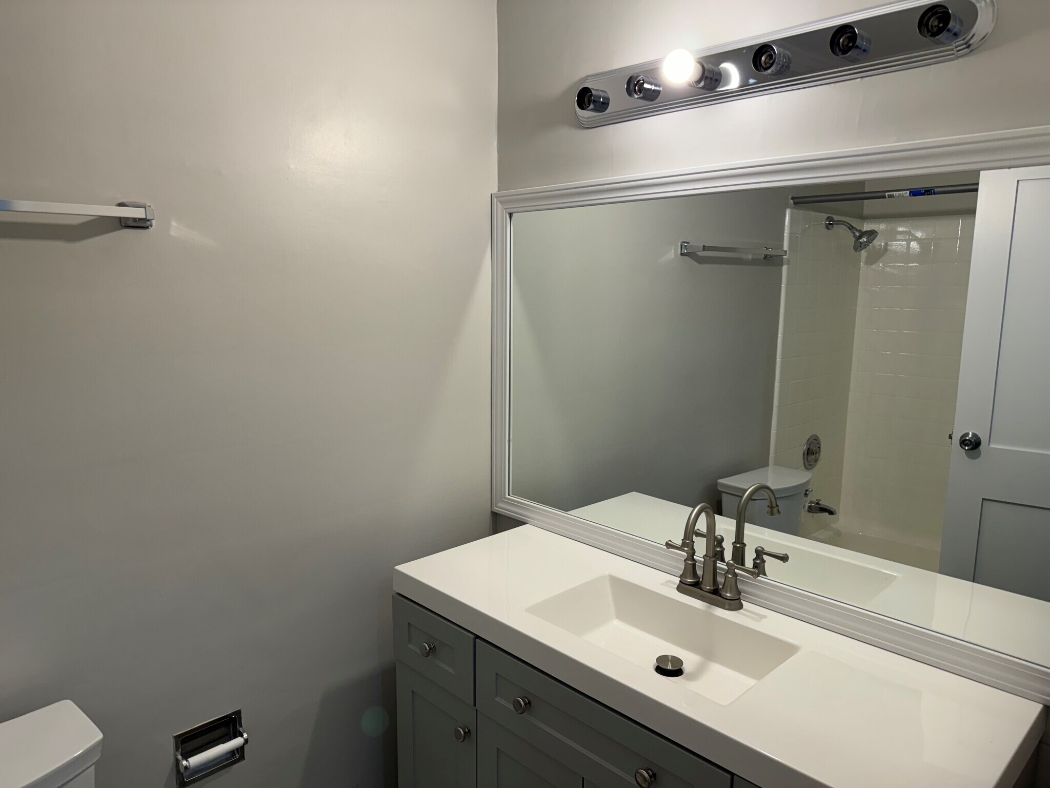 Unit 309 bathroom - 1351 N Western Ave