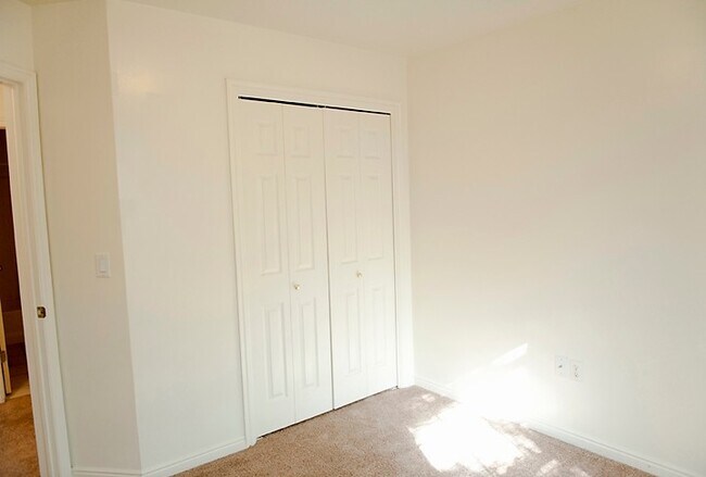 Building Photo - 260 E 400 N