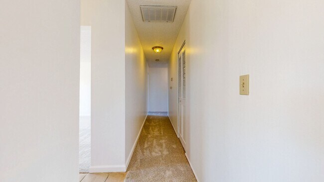 Building Photo - 4 Bedroom 2 Full Bathroom Single Family Ho...