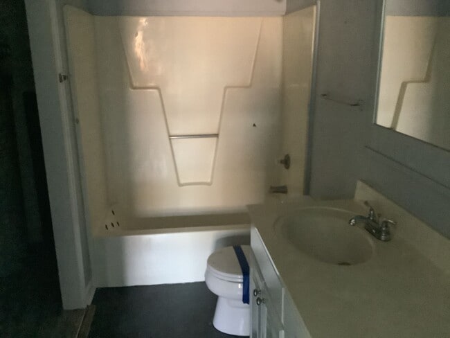 Building Photo - 3 Bedroom 1 Bathroom House