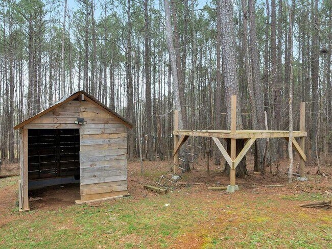 Building Photo - 305 Riverbend Dr