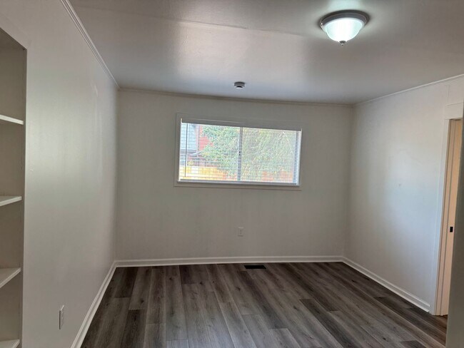 Building Photo - Updated 3 bedroom 2 bathroom duplex in his...