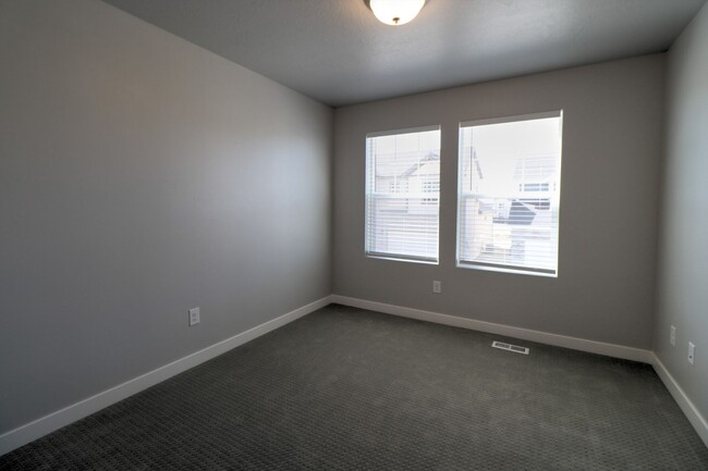 Building Photo - $200 Off First Month Rent! Stunning Lehi Home