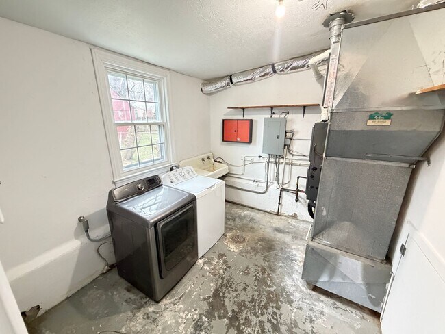 Building Photo - 825 Parkway Dr