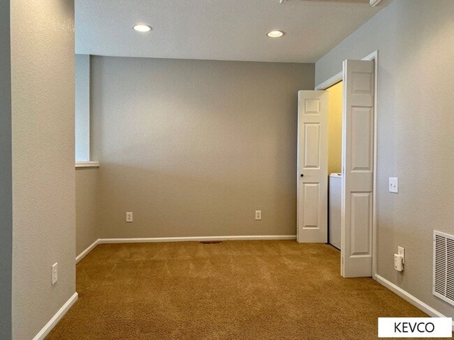 Building Photo - Bright, Comfortable Two Bedroom Townhouse!