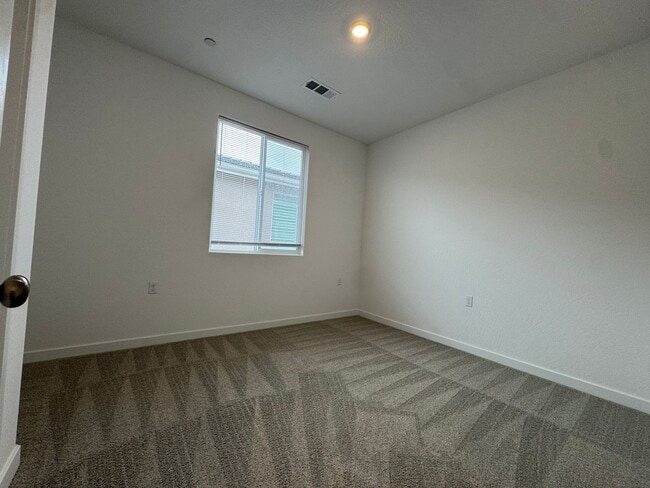 Building Photo - 997 Pioneer Dr W