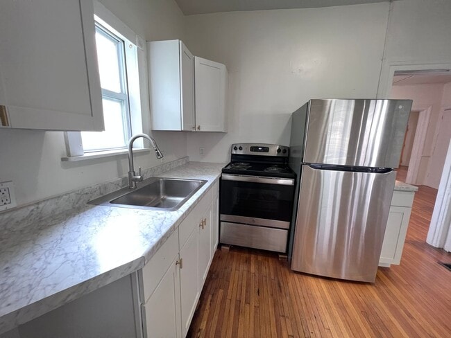 Building Photo - Bright 2 Bedroom Apartment with Laundry on Site!
