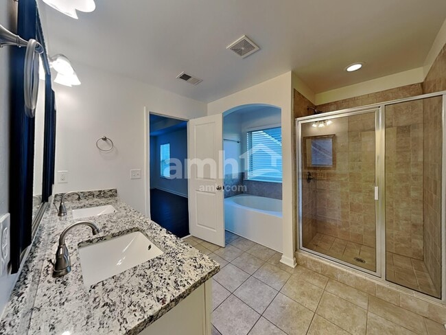 Building Photo - 1522 Balvaird Dr SE