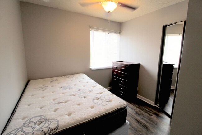 Building Photo - 1380 Hunters Rd