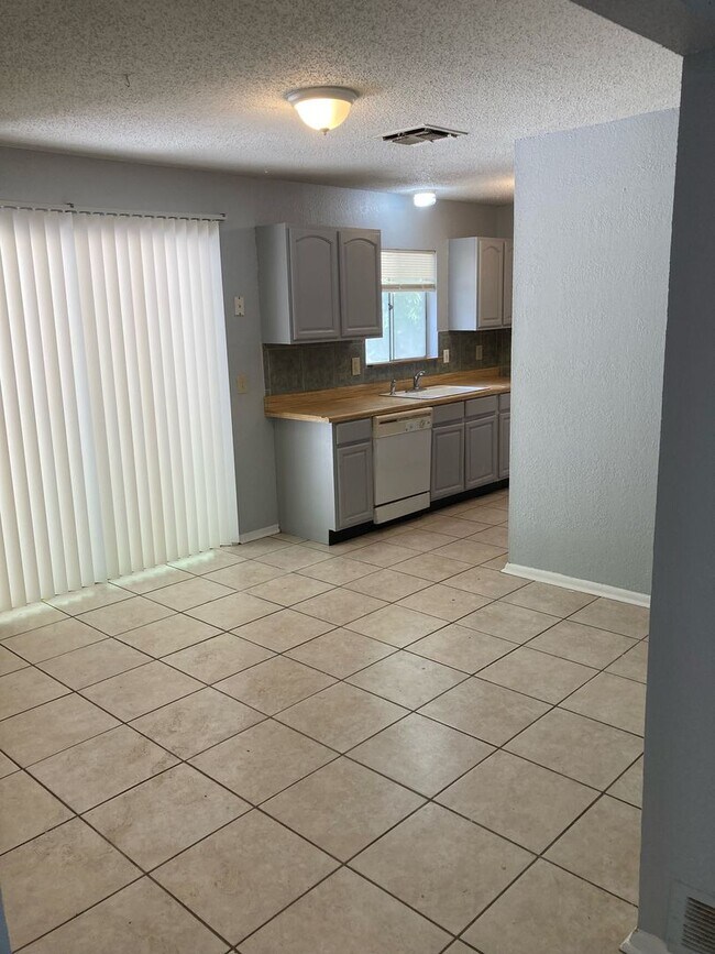 Building Photo - ZERO APPLICATION FEE FOR THIS 4BR/2BA NORTHEAST HOME