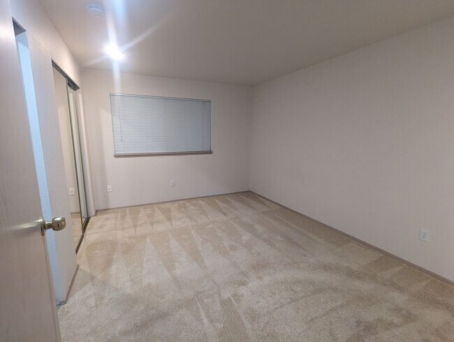 Building Photo - 3-Bedroom Silverdale Ridgetop near Island Lake.
