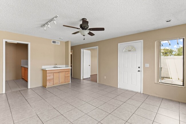 Building Photo - Winter Park Townhouse Available immediately!