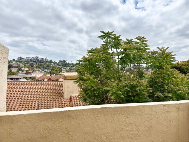 Building Photo - Spacious 2 Bedroom Corner Unit