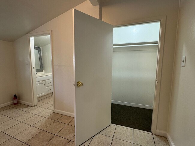 Building Photo - One Bed, One Bath Upstairs Apartment in Ce...