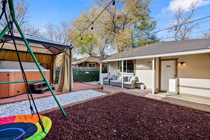 Building Photo - 980 E Bryan Ave