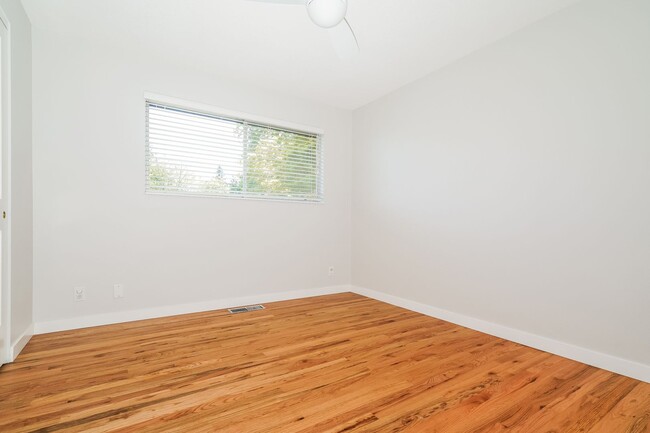 Building Photo - Beautiful 4 bed 2.5 bath Lake Forest Park ...