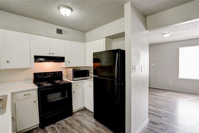 Building Photo - 714 Old Martindale Rd