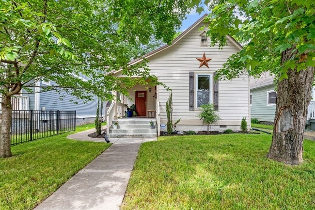 Building Photo - Beautiful Home Steps to Cleveland Park!
