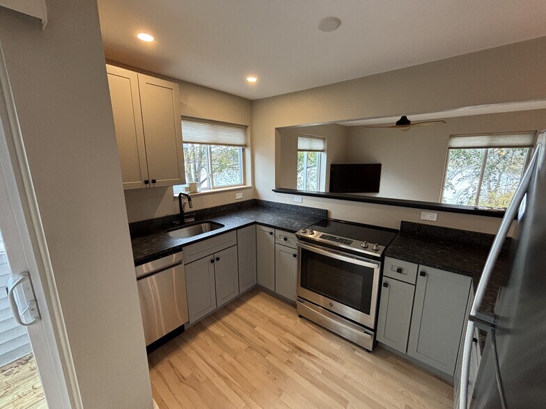 Building Photo - 18 Ocean St