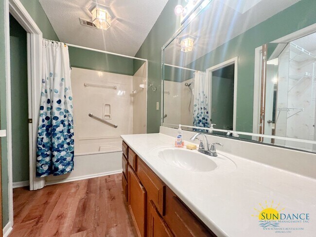 Building Photo - Centrally located and renovated Fort Walto...