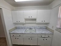 Building Photo - One bedroom one bath