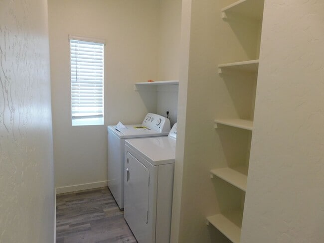 Building Photo - WALKING DISTANCE TO COMMUNITY