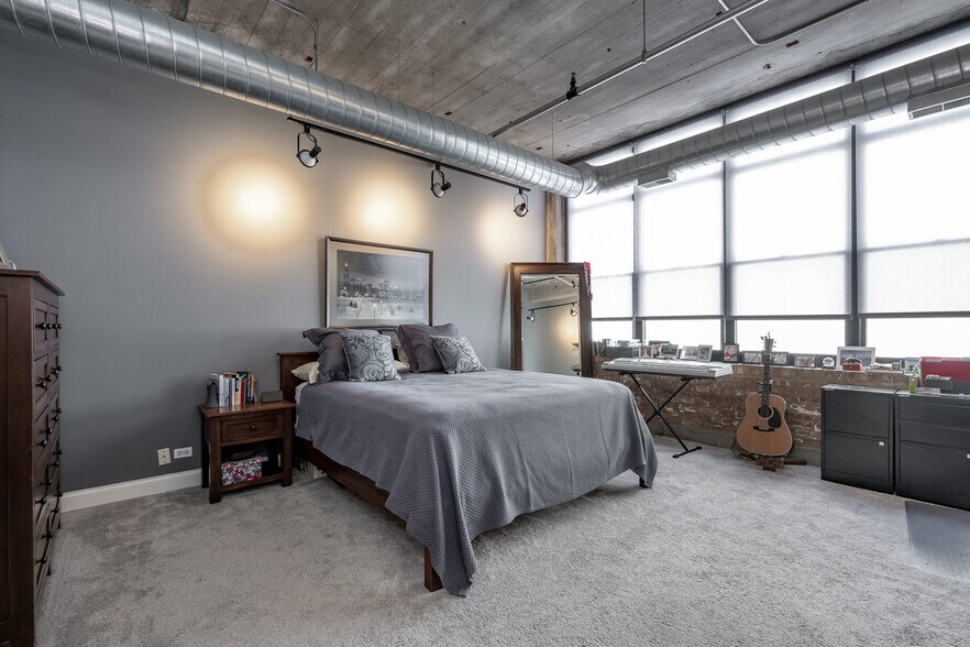 Building Photo - 850 W Adams St