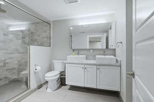 Building Photo - Beautiful 3 Bedroom Craftsman Bungalow Furnished or Unfurnished Available NOW!