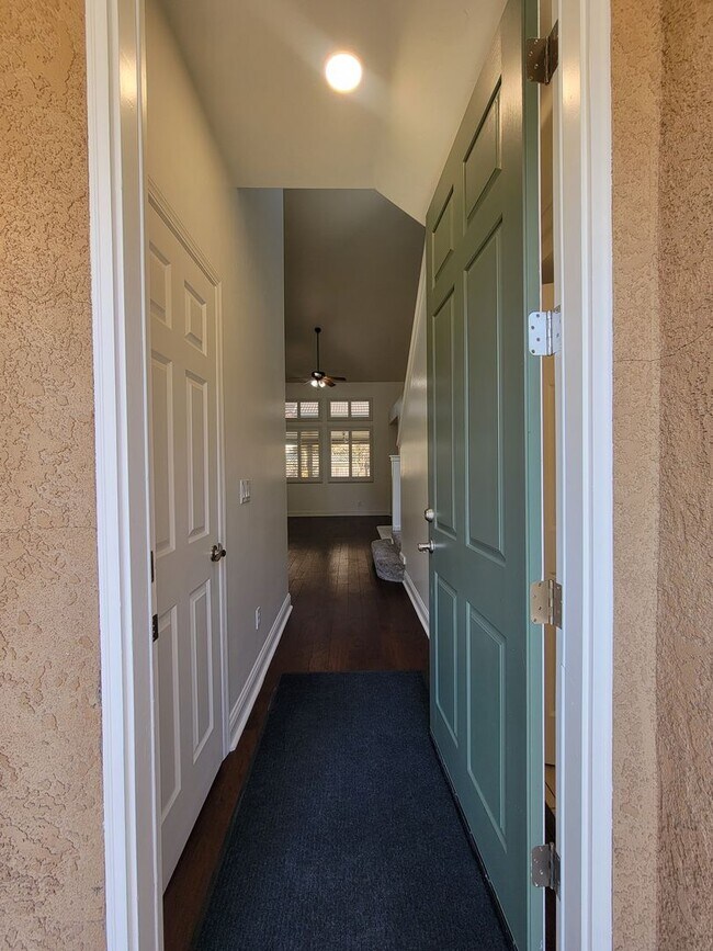 Building Photo - 3 bedroom 2.5 bathroom in desirable NW Visalia Bella Sera gated community!