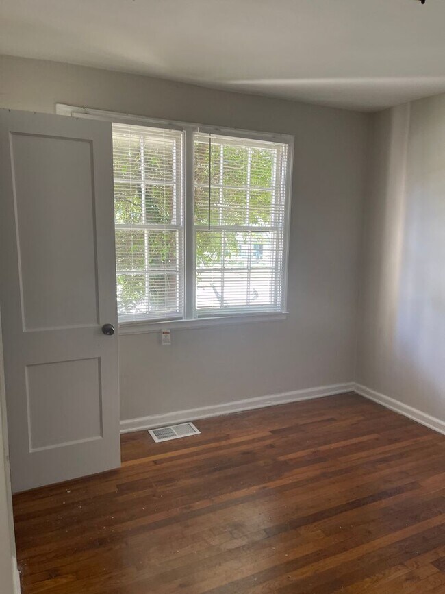 Building Photo - 3 Bedroom Westwood Terrace Bungalow (Sorry, No Section 8)