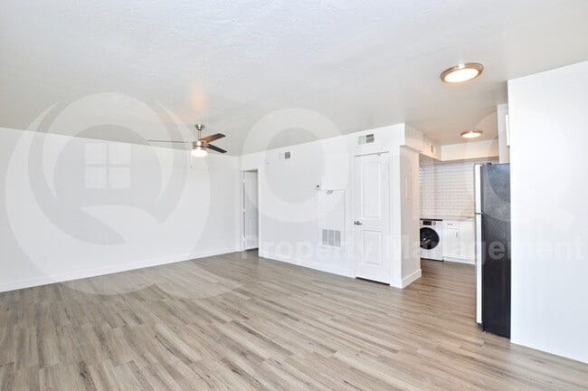 Building Photo - Newly renovated apartment in Phoenix!