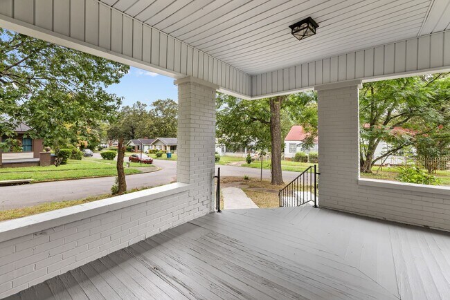Building Photo - Stunning Newly Remodeled Birmingham Home
