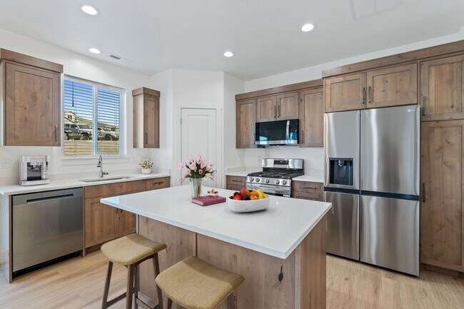 Building Photo - Luxury 4 Bedroom 2.5 Bath with Office & Family Room for Rent Richmond, Utah