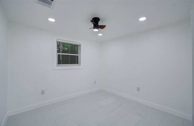 Building Photo - 7530 Park Pl Blvd