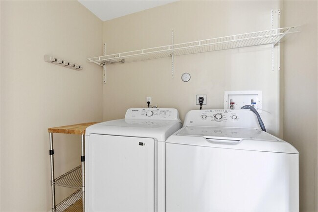 Building Photo - 511 SE 5 Ave