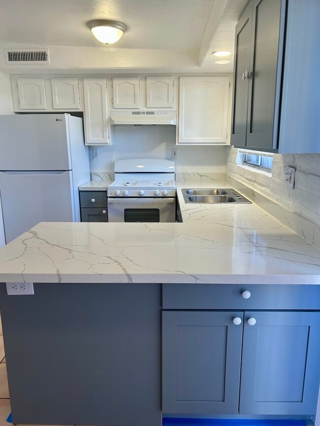 Building Photo - FOR RENT