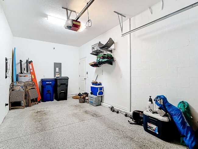 Building Photo - 10525 Oakside Dr