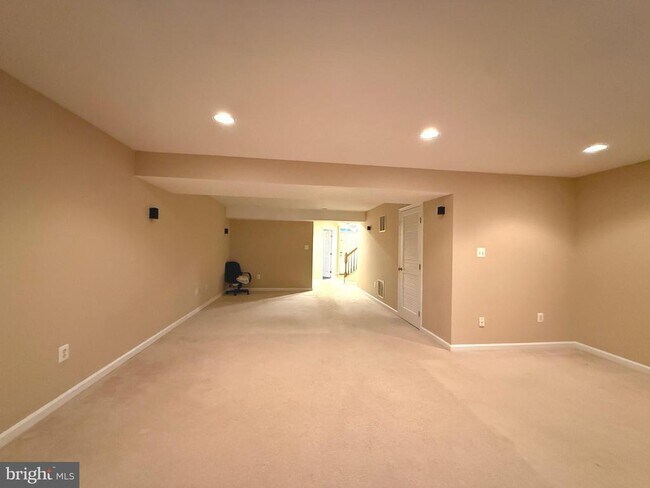 Building Photo - 60 Deerbrook Dr