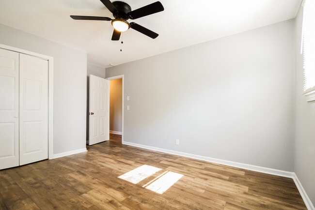 Building Photo - 409 Kenmore Dr