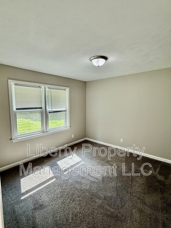 Building Photo - 815 Poplar Dr
