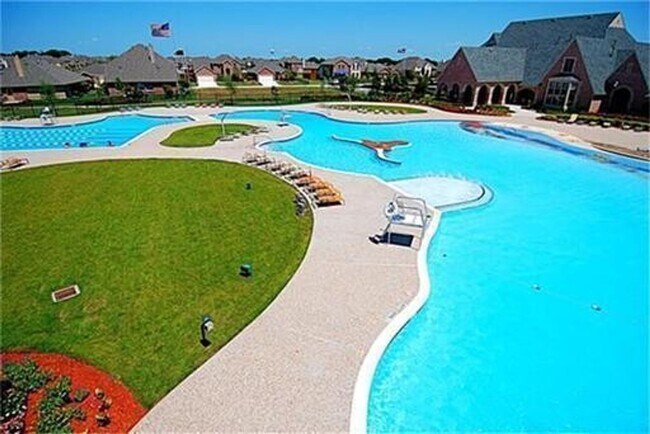 Building Photo - Beautiful 3 Bedroom Duplex in Grand Herita...