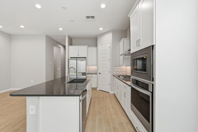 Building Photo - 5028 E Shady Glen Ave