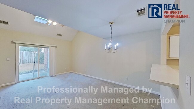 Building Photo - 3 Bedroom Townhome near Monkey Junction