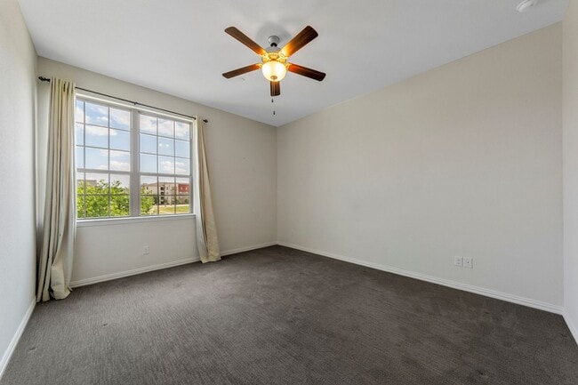 Building Photo - Luxury Townhouse